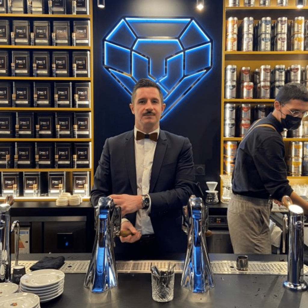 Notre barista entrain de moudre le café